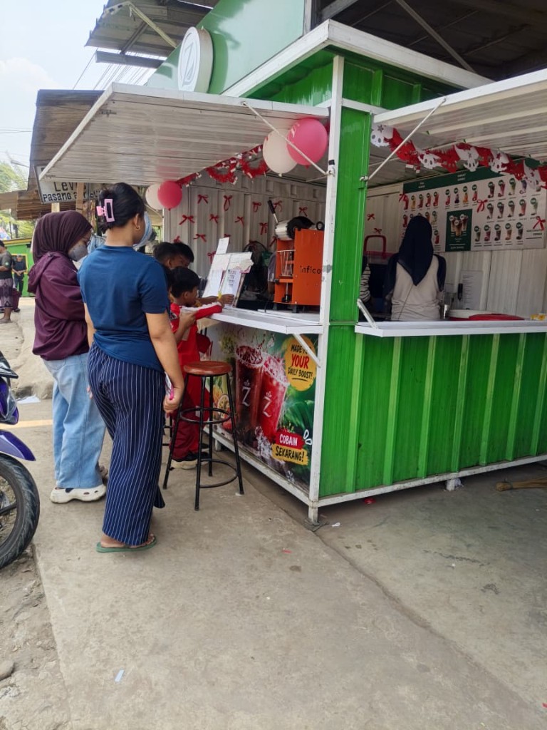 Booth Zelira Tea House dengan pelanggan dan dekorasi merah putih